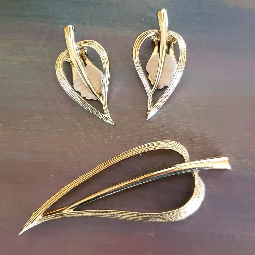 Vintage Signed Sarah Coventry Goldtone Leaf Brooch and Clip Earrings Set - Picture 6 of 6